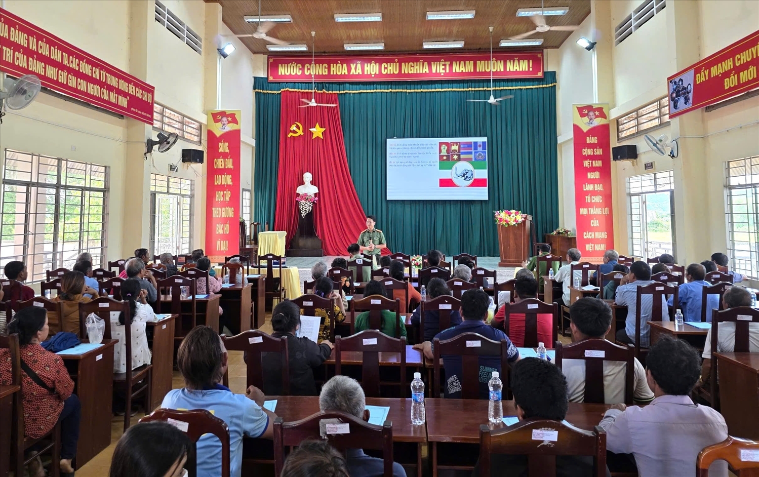 Hội nghị tuyên truyền, phổ biến giáo dục pháp luật cho đồng bào dân tộc thiểu số tại xã Tà Lài do Sở Dân tộc và Tôn giáo phối hợp với các đơn vị chức năng tổ chức
