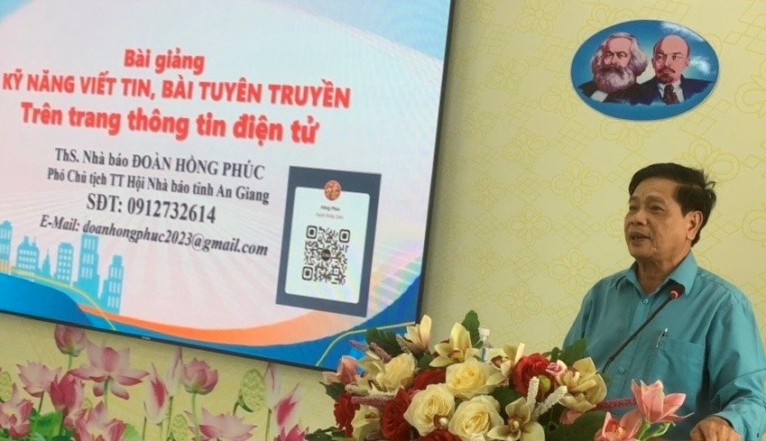 Ông Đoàn Hồng Phúc, Phó Chủ tịch Thường trực Hội Nhà báo tỉnh An Giang, trao đổi kỹ năng viết tin, bài và tuyên truyền trên trang thông tin điện tử