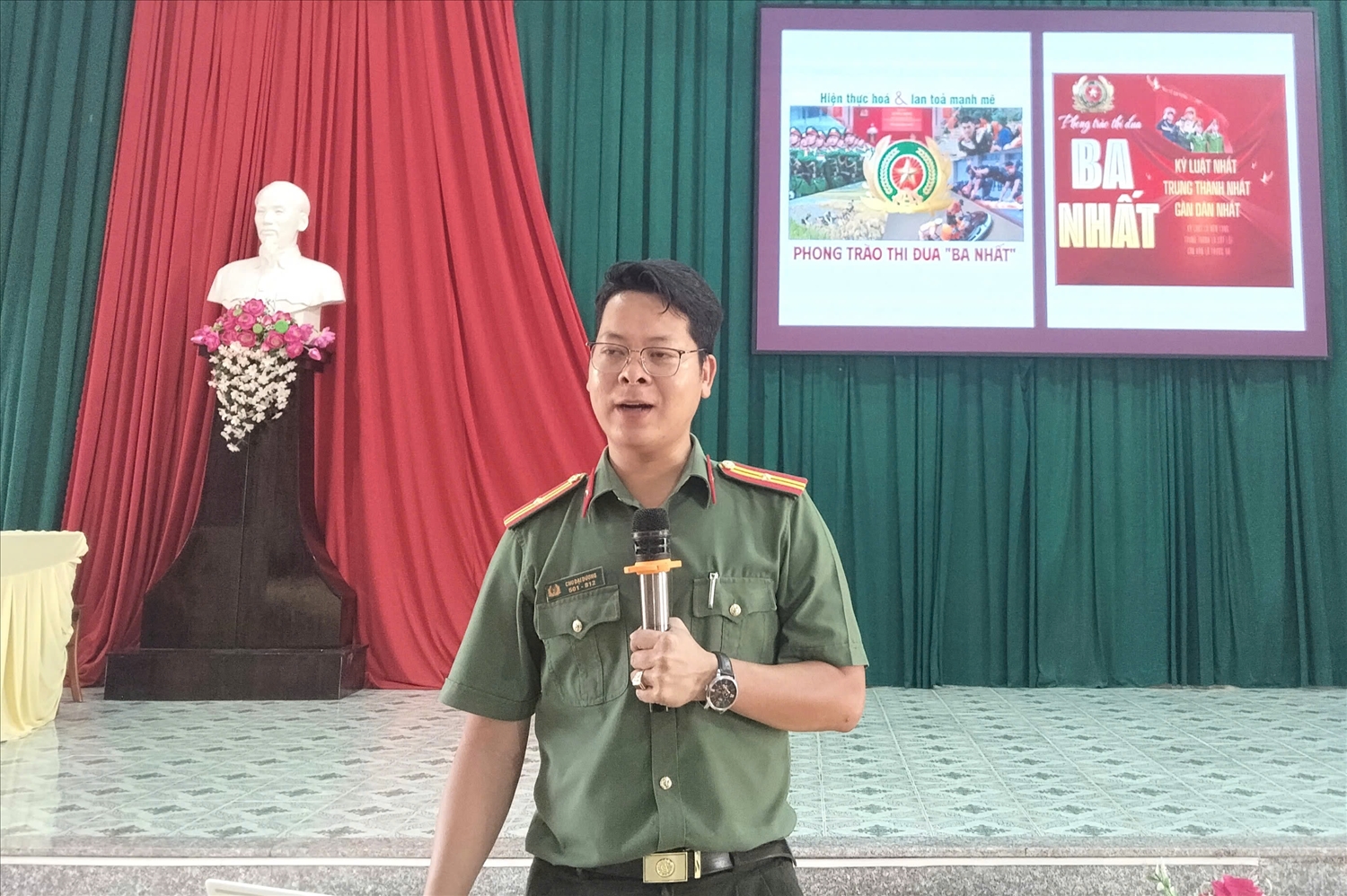 Đại diện Công an thành phố tuyên truyền, phổ biến kiến thức pháp luật cho đồng bào dân tộc thiểu số tại xã Tà Lài