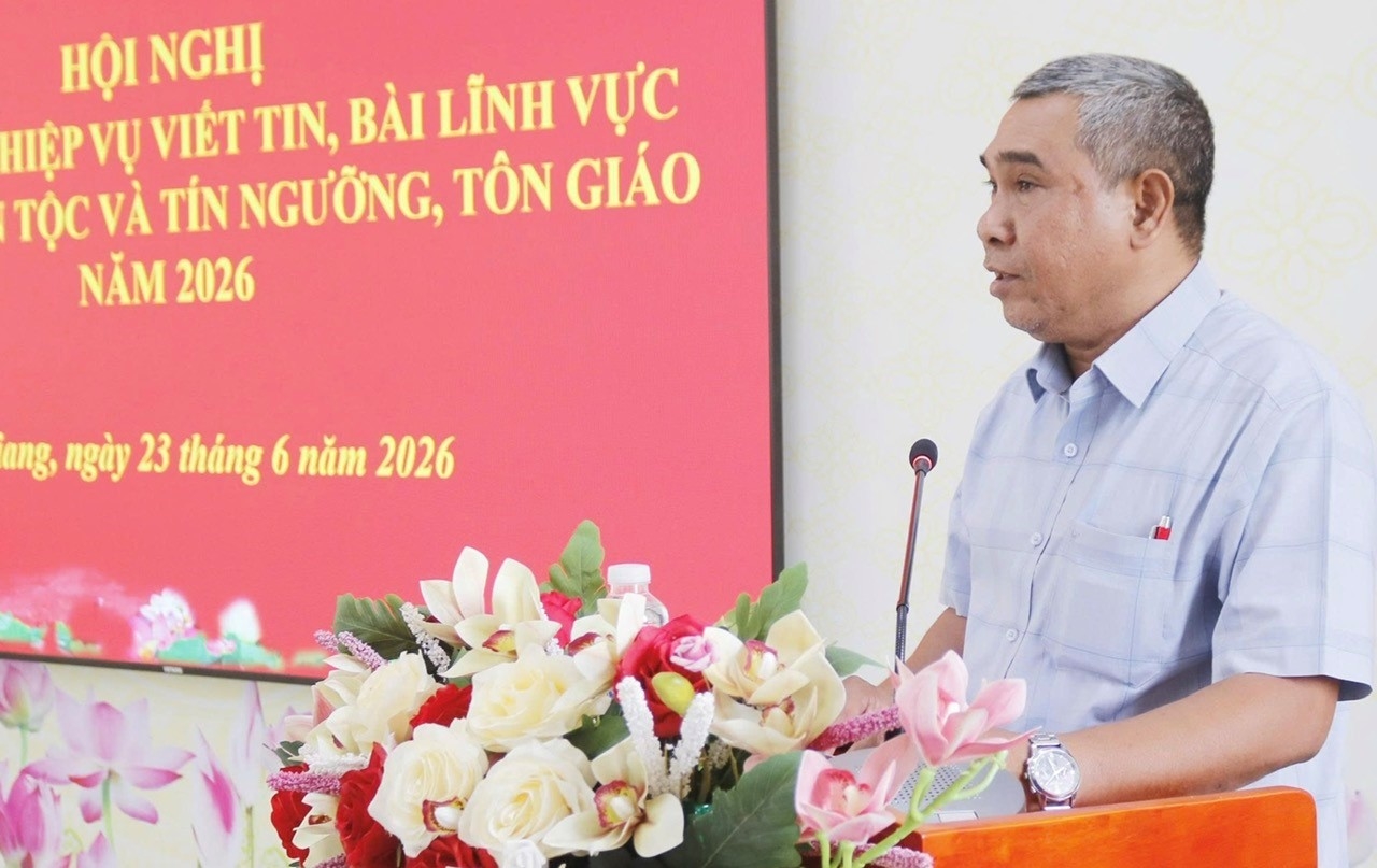 Ông Danh Lắm, Phó Giám đốc - Sở Dân tộc và Tôn giáo tỉnh An Giang phát biểu khai mạc, định hướng nội dung tập huấn lớp nghiệp vụ viết tin, bài năm 2026