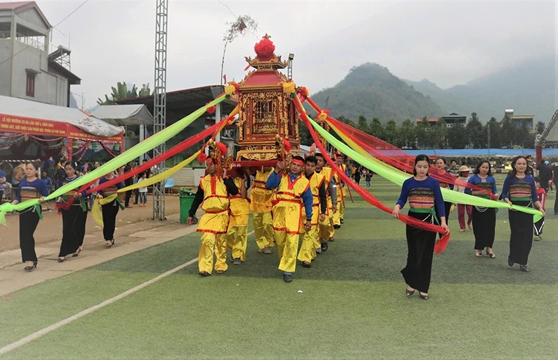 Nghi lễ rước kiệu trong lễ hội Mường Ca Da
