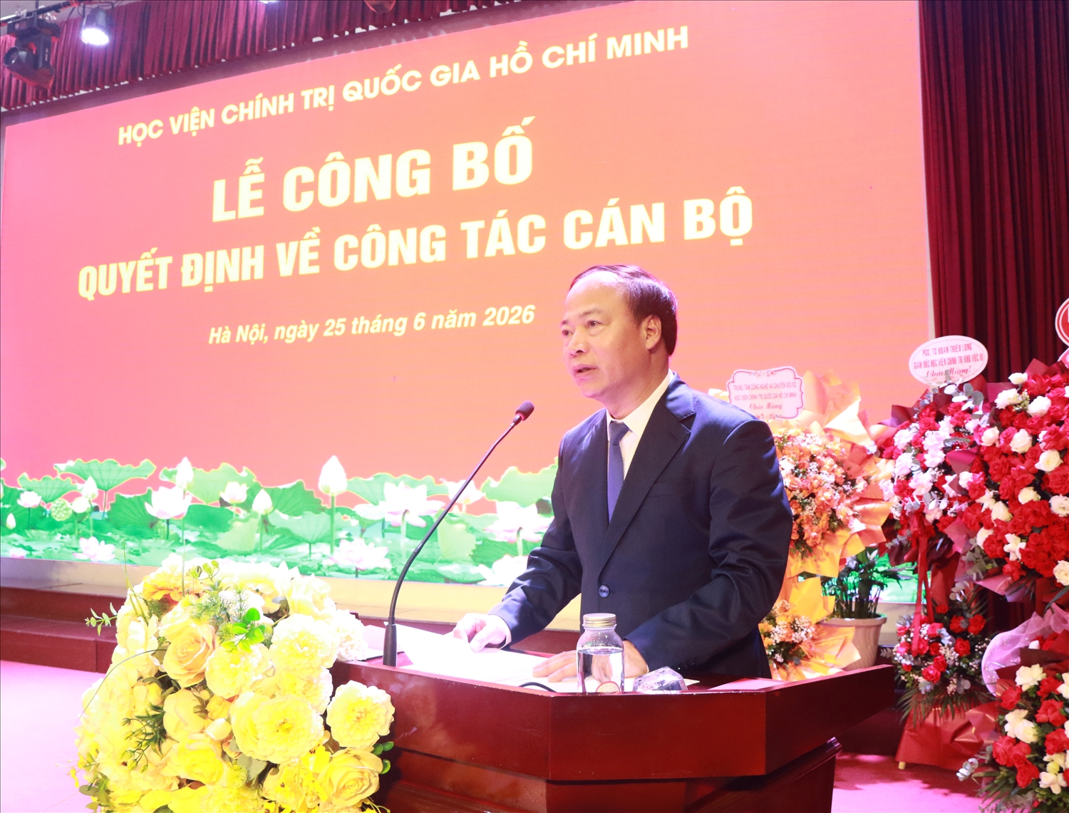 Phó Giám đốc Thường trực Học viện Báo chí và Tuyên truyền PGS.TS. Mai Đức Ngọc, Bí thư Đảng uỷ Học viện phát biểu nhận nhiệm vụ