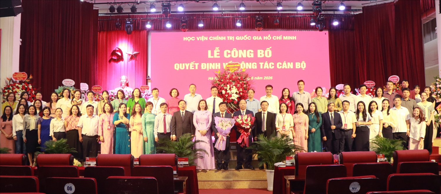 Đại biểu tham dự buổi lễ Công bố quyết định về công tác cán bộ Học viện Báo chí và Tuyên truyền tặng hoa chúc mừng hai đồng chí được bổ nhiệm và chụp ảnh lưu niệm 