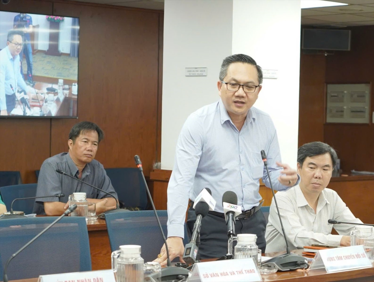 Ông Tăng Phước Lộc, Phó Giám đốc Sở Dân tộc và Tôn giáo Thành phố Hồ Chí Minh, cung cấp thông tin về các vấn đề kinh tế - xã hội trên địa bàn Thành phố Hồ Chí Minh