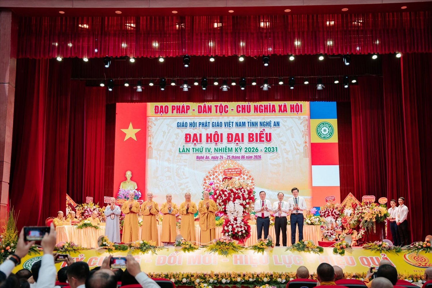 Lãnh đạo Tỉnh ủy, UBND tỉnh, Ủy ban MTTQ Việt Nam tỉnh Nghệ An tặng hoa chúc mừng Đại hội