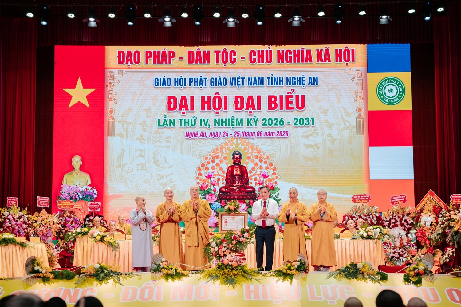 Thừa ủy quyền Chủ tịch nước, ông Nguyễn Khắc Thận - Ủy viên Ban Chấp hành Trung ương Đảng, Bí thư Tỉnh ủy, Trưởng đoàn Đại biểu Quốc hội tỉnh trao Huân chương Lao động hạng Ba cho Ban Trị sự Giáo hội Phật giáo Việt Nam tỉnh Nghệ An