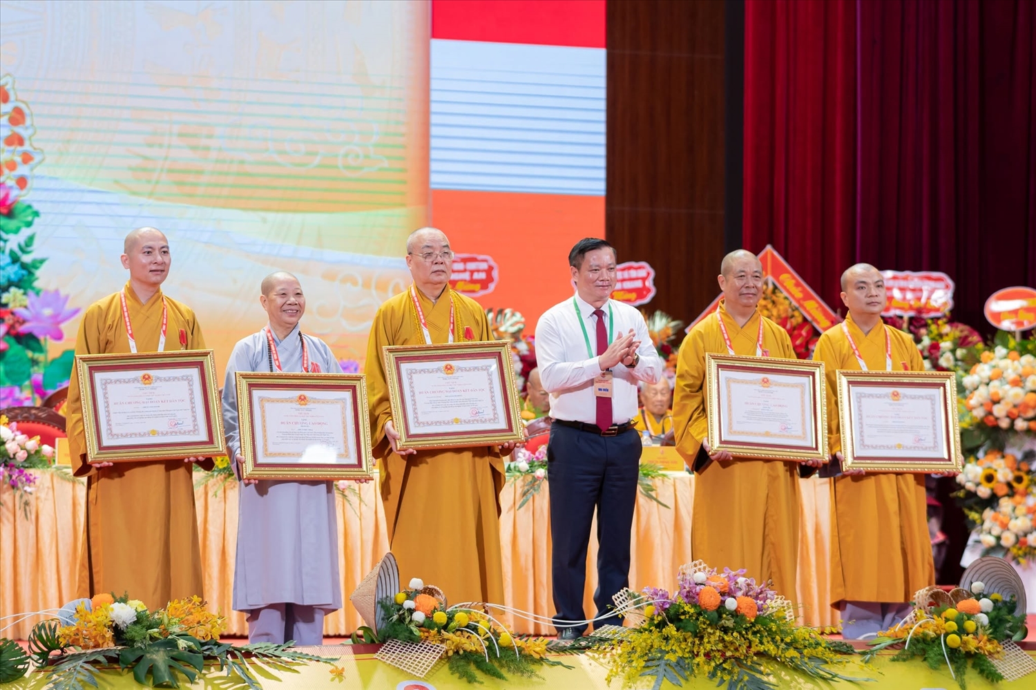 Thừa ủy quyền Chủ tịch nước, ông Nguyễn Khắc Thận - Ủy viên Ban Chấp hành Trung ương Đảng, Bí thư Tỉnh ủy, Trưởng đoàn Đại biểu Quốc hội tỉnh trao Huân chương Lao động hạng Ba và Huân chương Đại đoàn kết cho 5 cá nhân có nhiều thành tích xuất sắc trong hoạt động Phật sự