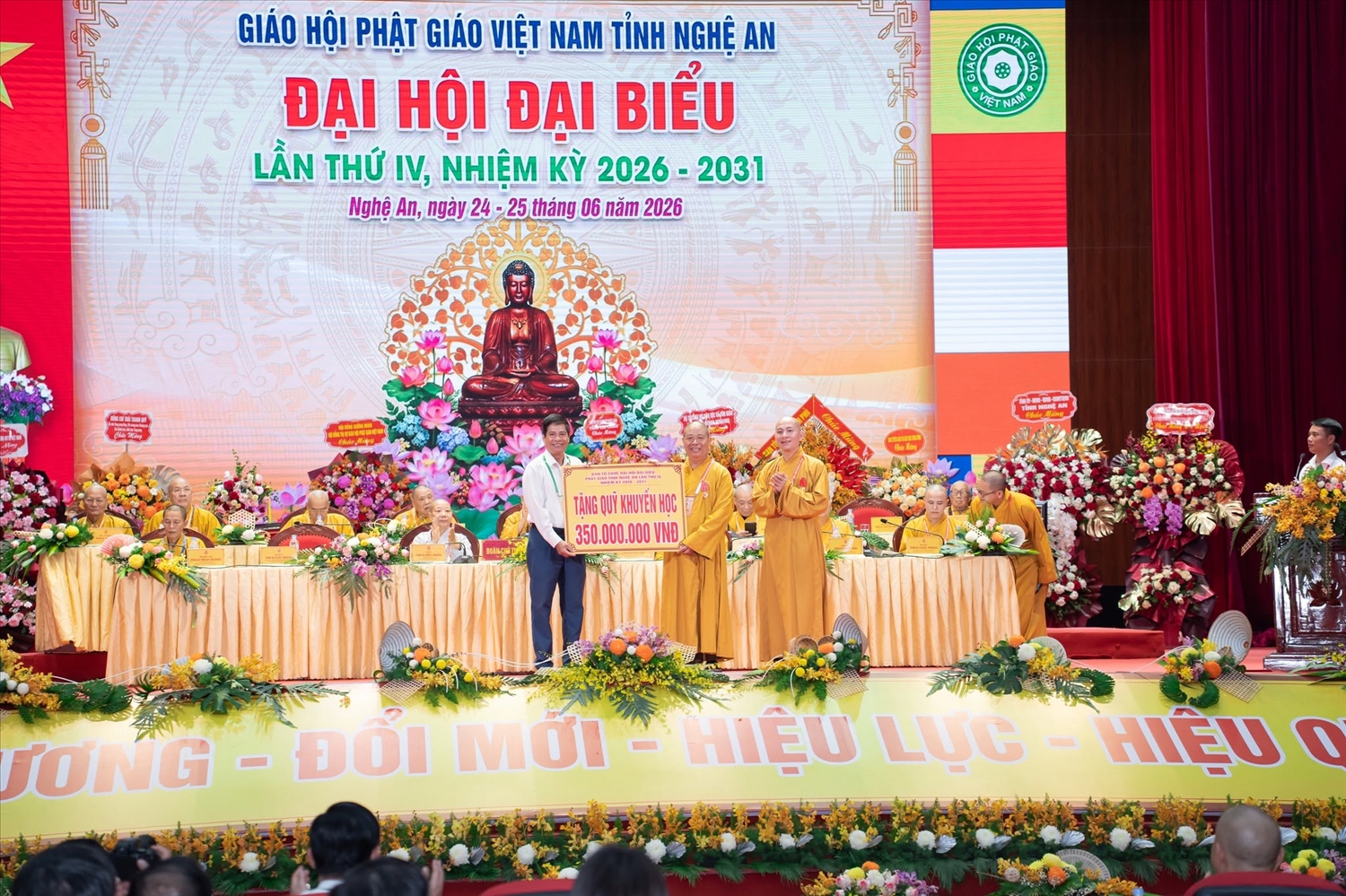 Ban Trị sự Giáo hội Phật giáo Việt Nam tỉnh Nghệ An trao bảng tượng trưng ủng hộ Quỹ khuyến học 