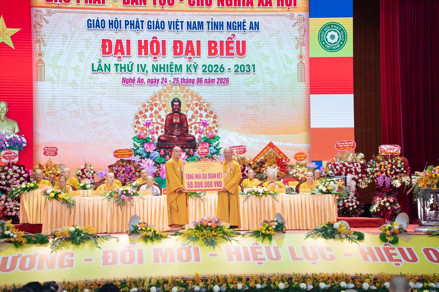 Giáo hội Phật giáo Việt Nam tỉnh Nghệ An trao 50 triệu đồng hỗ trợ xây dựng nhà Đại đoàn kết
