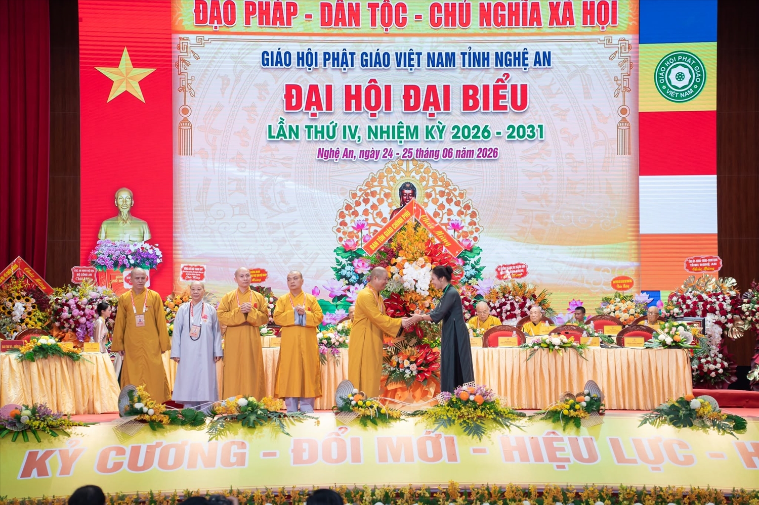 Bà Trần Thị Minh Nga - Phó Trưởng ban Ban Tôn giáo Chính phủ tặng hoa chúc mừng Đại hội