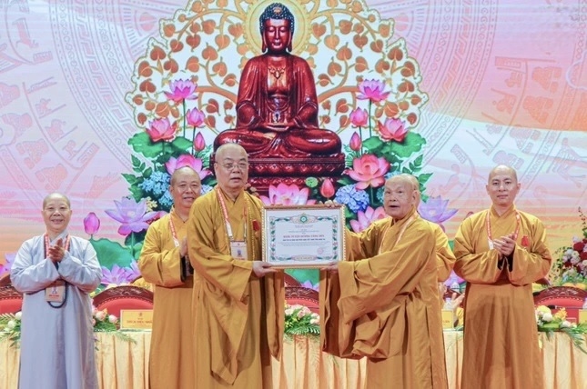 Trung ương Giáo hội tặng Bằng tuyên dương công đức đến các tập thể và cá nhân Ban Trị sự Giáo hội Phật giáo Việt Nam tỉnh Nghệ An