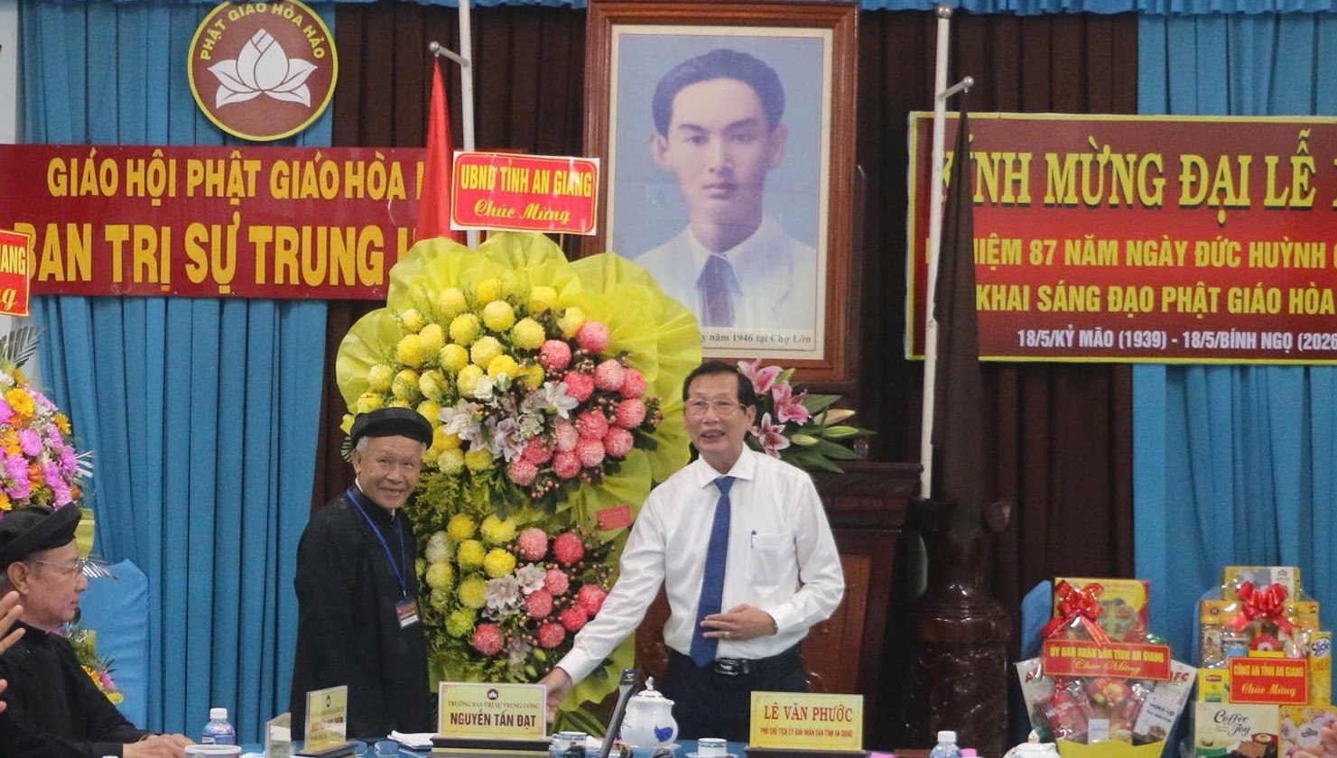 Phó Chủ tịch UBND tỉnh Lê Văn Phước tặng hoa chúc mừng Ban Trị sự Trung ương Giáo hội Phật giáo Hòa Hảo
