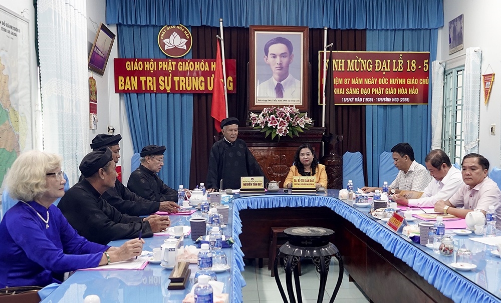 Ông Nguyễn Tấn Đạt, Trưởng Ban Trị sự Trung ương Giáo hội Phật giáo Hòa Hảo cảm ơn lãnh đạo thành phố đến thăm, chúc mừng Đại lễ kỷ niệm Ngày Đức Huỳnh Giáo chủ khai sáng đạo
