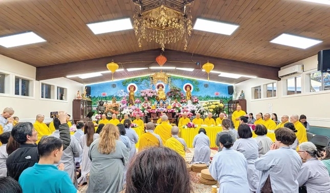 Khóa lễ tại chính điện chùa Liên Hoa