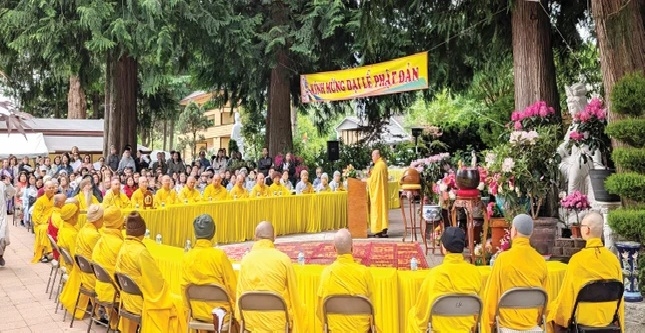 Cộng đồng phật tử, tăng ni và cư sĩ cùng cộng đồng người Việt tại Hoa Kỳ tham dự Đại lễ Phật đản Phật lịch 2570