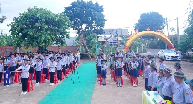 Các trại sinh thực hiện nghi thức Sen trắng