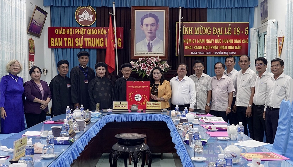 Đoàn công tác thăm, chúc mừng Ban Trị sự Trung ương Giáo hội Phật giáo Hòa Hảo