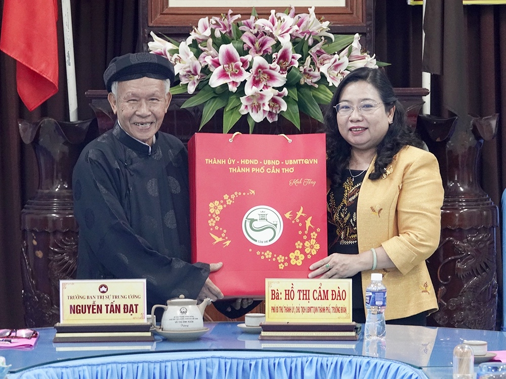 Bà Hồ Thị Cẩm Đào tặng quà chúc mừng Ban Trị sự Trung ương Giáo hội Phật giáo Hòa Hảo