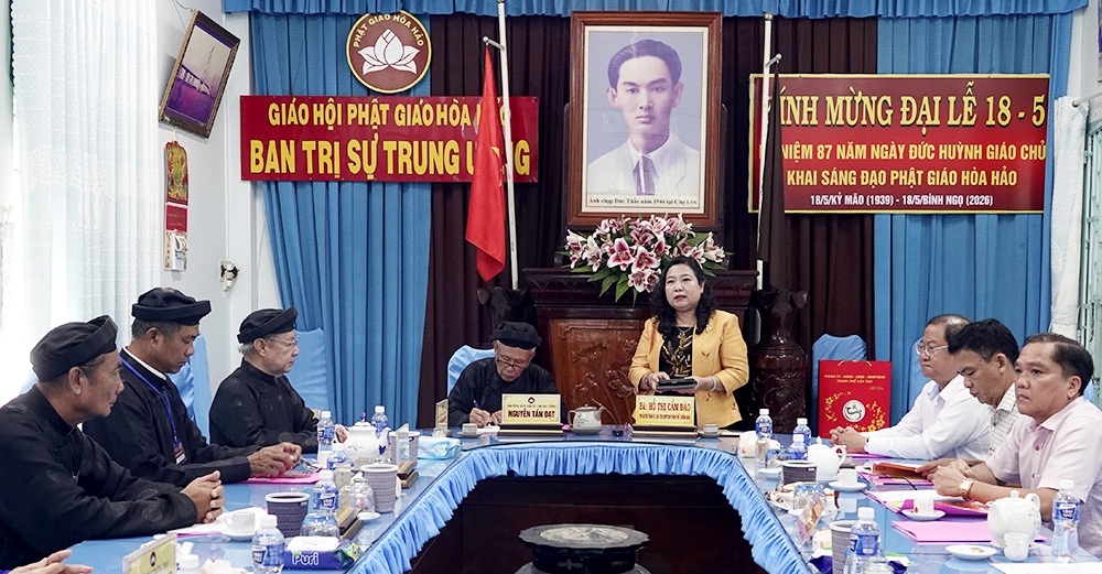 Bà Hồ Thị Cẩm Đào, Phó Bí thư Thành ủy, Chủ tịch Ủy ban MTTQVN thành phố Cần Thơ phát biểu chúc mừng Ban Trị sự Trung ương Giáo hội Phật giáo Hòa Hảo