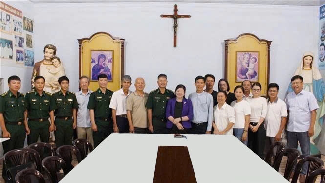 Đại biểu và giáo dân giáo xứ Cần Giờ lưu lại khoảnh khắc tại chương trình tuyên truyền pháp luật về phòng, chống ma túy