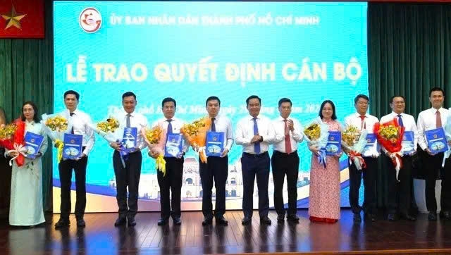 Ông Lâm Đình Thắng (thứ 2 từ phải qua) nhận quyết định giữ chức Giám đốc Sở Dân tộc và Tôn giáo Thành phố Hồ Chí Minh