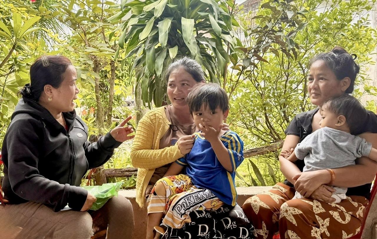Hoạt động tuyên truyền pháp luật tại xã Đức Bình được triển khai đến từng hộ gia đình, giúp người dân hiểu và thực hiện tốt các quy định về trẻ em, hôn nhân và gia đình