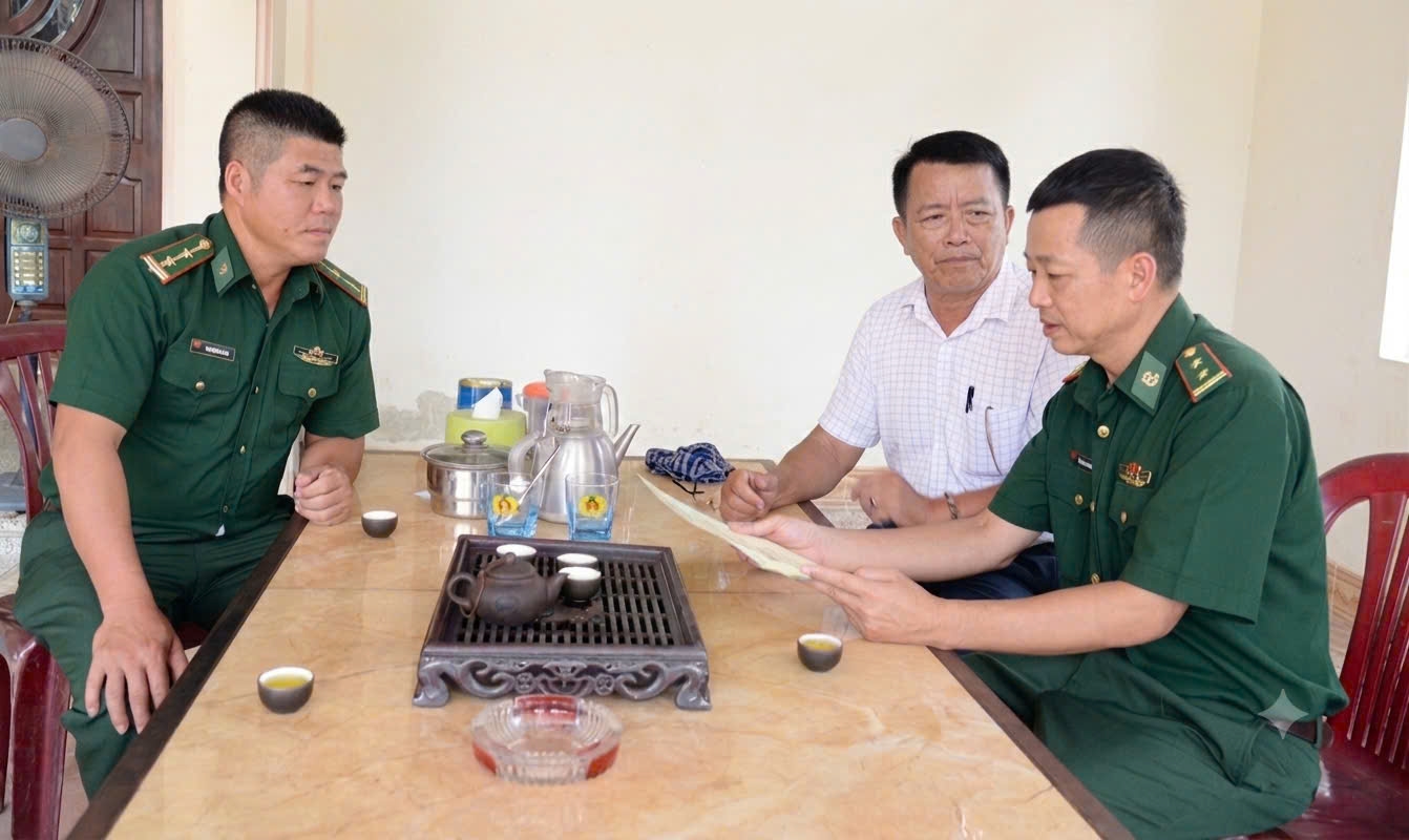 Lãnh đạo Đồn Biên phòng Trà Cổ và Ban hành giáo xứ Trà Cổ bàn công tác phối hợp tuyên truyền pháp luật cho người dân