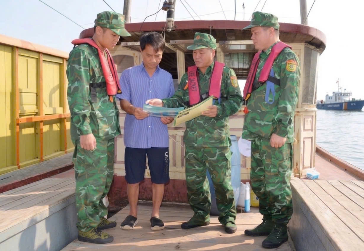 Đồn Biên phòng Trà Cổ tổ chức tuyên truyền pháp luật cho ngư dân trên địa bàn