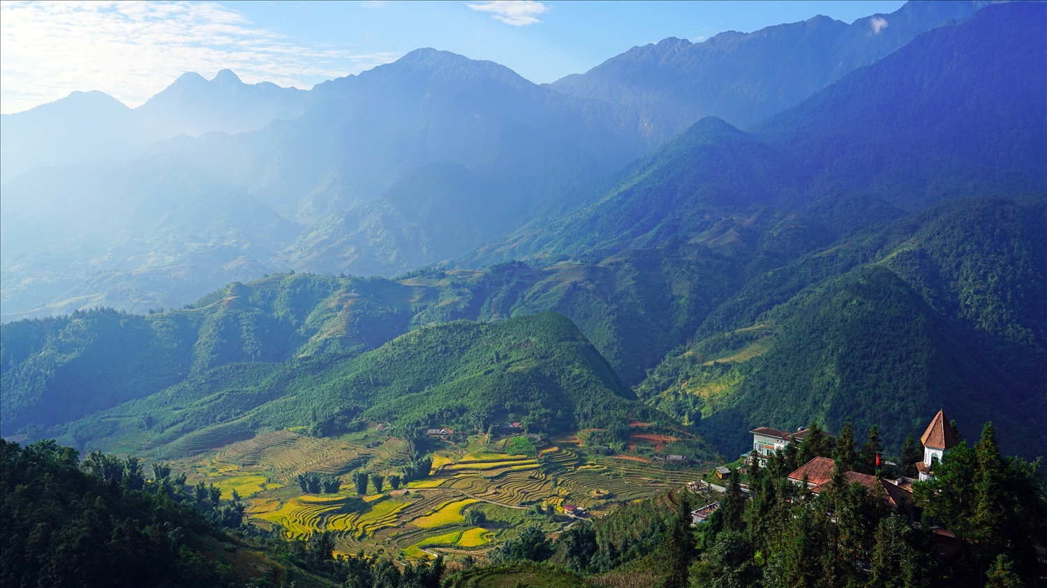 When the rice paddies along the Muong Hoa stream are still covered with the first dew of spring, the Giay people in Lao Cai province joyfully enter the Roong Pooc festival, the biggest harvest festival of the year