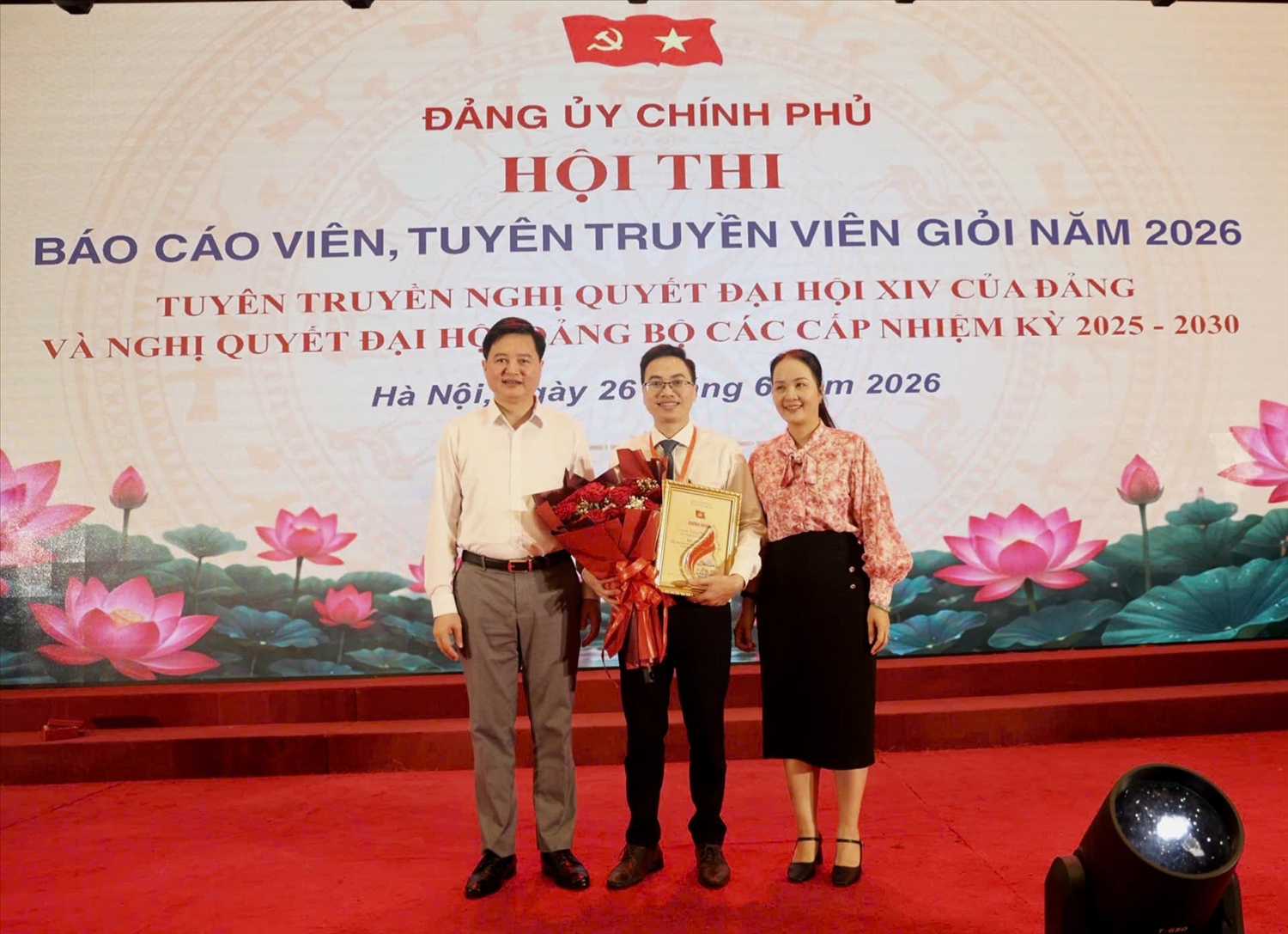 Lãnh đạo Đảng bộ Bộ Dân tộc và Tôn giáo tặng hoa chúc mừng đồng chí Lường Văn Thưởng