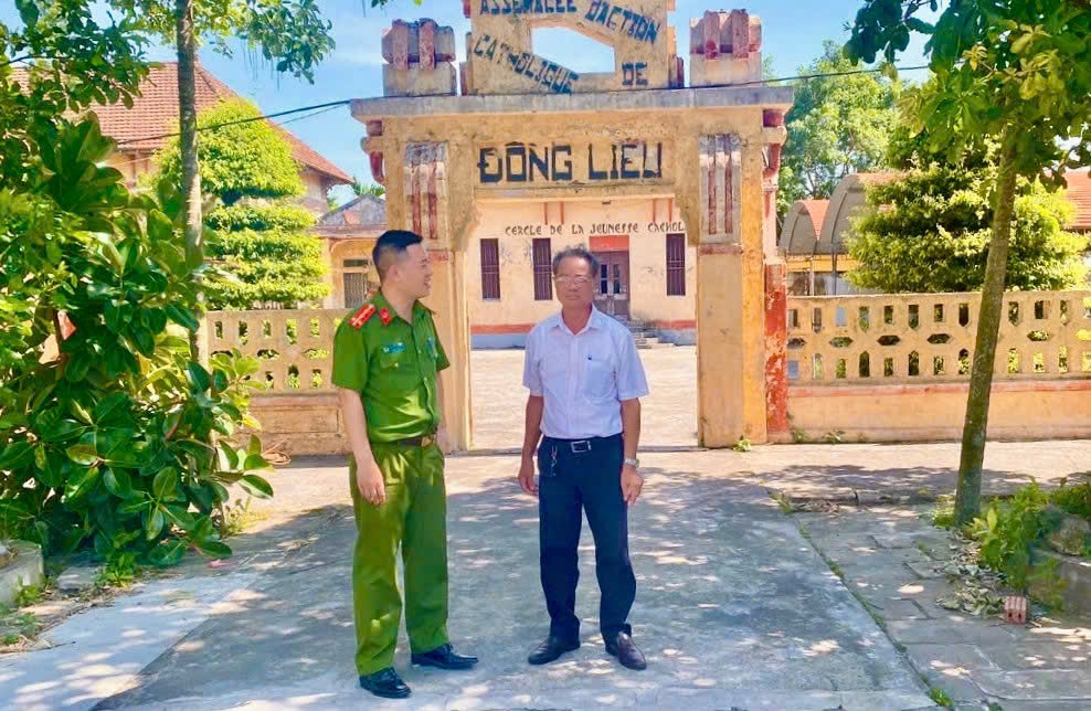 Lực lượng Công an xã Nghĩa Sơn tăng cường gặp gỡ, vận động các chức sắc, chức việc và người có uy tín trong trong xã tham gia bảo đảm an ninh, trật tự