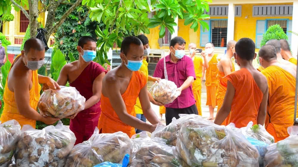 Phật tử người Khmer và sư sãi tỉnh Sóc Trăng (cũ), nay thuộc thành phố Cần Thơ tham gia ủng hộ chống dịch COVID-19
