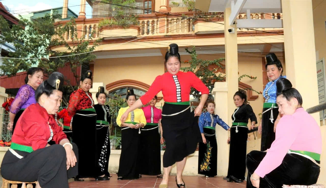 Câu lạc bộ Văn hóa dân tộc Thái tại bản Hẹo, phường Tô Hiệu chơi trò chơi Tó mák lẹ.