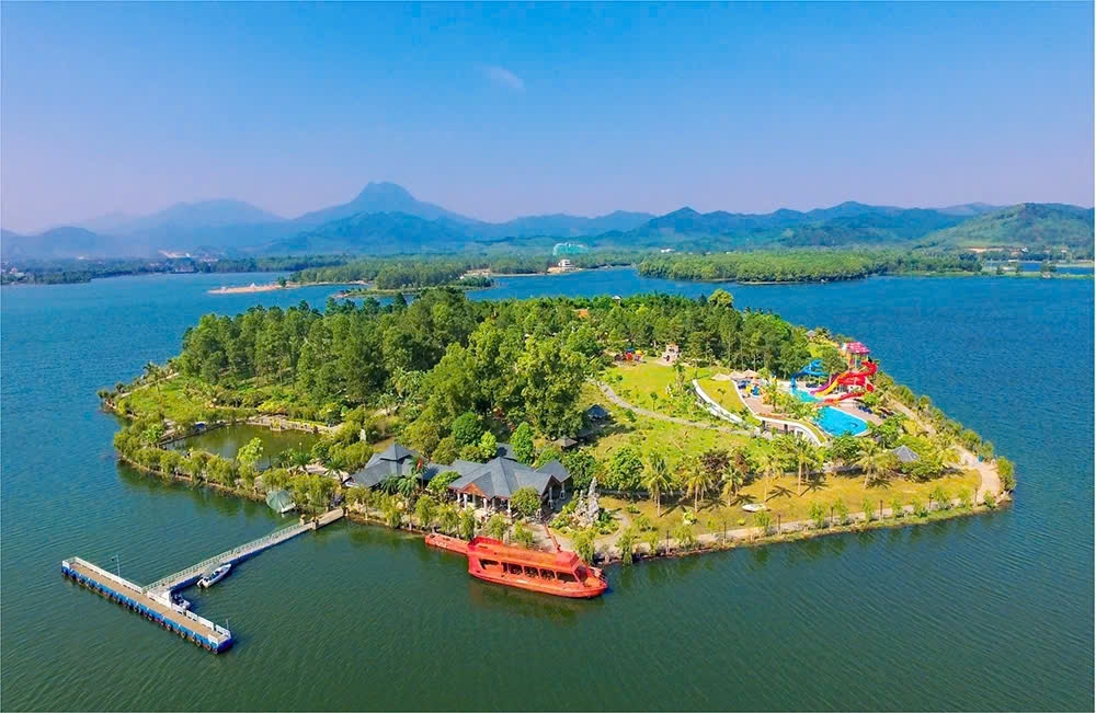 Với định hướng lấy “du lịch xanh” làm trục xuyên suốt, địa phương từng bước kết hợp hài hòa giữa bảo tồn các giá trị di sản văn hóa truyền thống với khai thác hiệu quả hệ sinh thái tự nhiên phong phú, tạo nền tảng cho phát triển du lịch bền vững