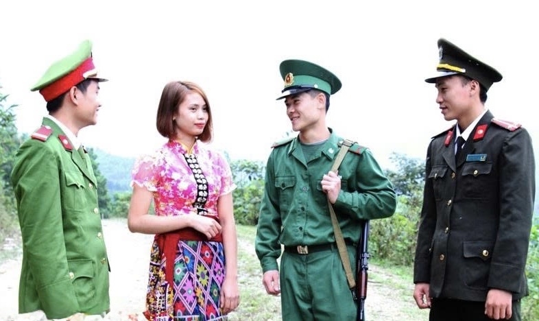 Cán bộ, chiến sĩ Công an cùng người dân trao đổi về công tác tuyên truyền phổ biến, giáo dục phát luật