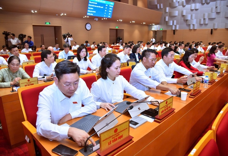Đại biểu HĐND Thành phố Hà Nội khóa XVII biểu quyết thông qua Nghị quyết quy định chính sách về đất đai đối với đồng bào dân tộc thiểu số sinh sống trên địa bàn Thành phố