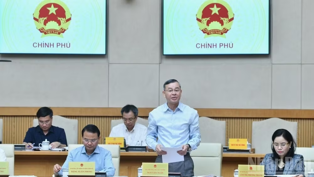 Bộ trưởng Tài chính Ngô Văn Tuấn báo cáo tại Phiên họp Chính phủ thường kỳ tháng 5. (Ảnh: THANH GIANG)