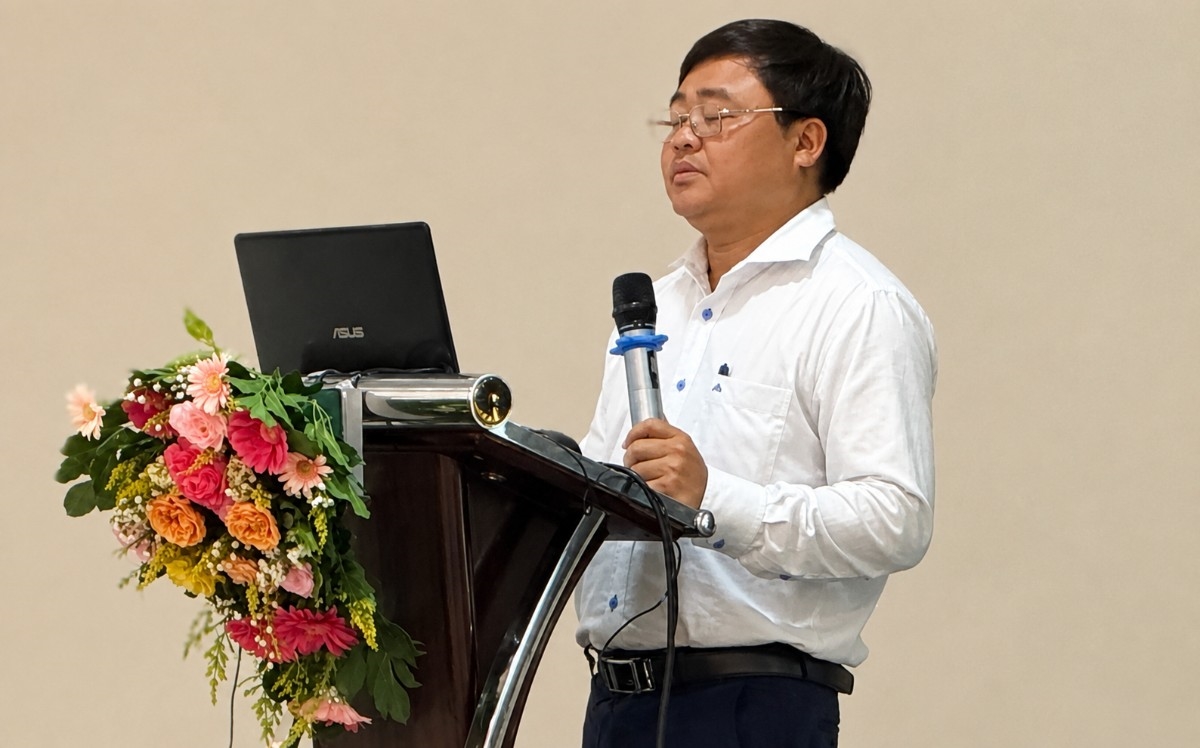 Ông Lê Đức Vịnh, Phó Giám đốc Sở Dân tộc và Tôn giáo tỉnh Vĩnh Long, truyền đạt các nội dung về quy định mới của pháp luật trong lĩnh vực tín ngưỡng, tôn giáo tại Hội nghị