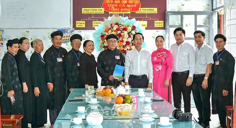 Lãnh đạo tỉnh Cà Mau thăm, chúc mừng Ban Đại diện Giáo hội Phật giáo Hòa Hảo tỉnh Cà Mau nhân Đại lễ Khai đạo Phật giáo Hòa Hảo