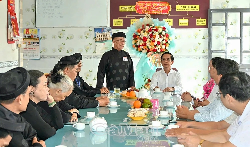 Ông Phạm Thừa Nhơn cảm ơn lãnh đạo tỉnh và các sở, ban, ngành đến thăm, chúc mừng nhân dịp Đại lễ Khai đạo