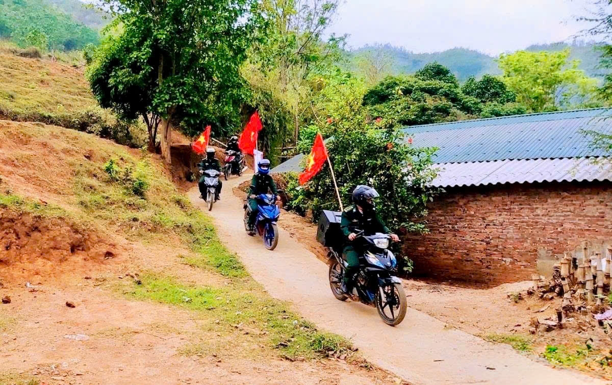 Cán bộ, chiến sĩ Đồn Biên phòng Tam Chung tuyên truyền lưu động, phổ biến pháp luật tới đồng bào tại các bản vùng sâu, vùng xa trên địa bàn