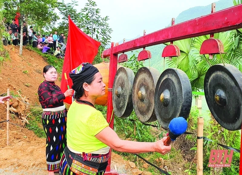 Tiếng cồng chiêng nét đặc sắc văn hóa Mường luôn được biểu diễn trong các dịp lễ hội