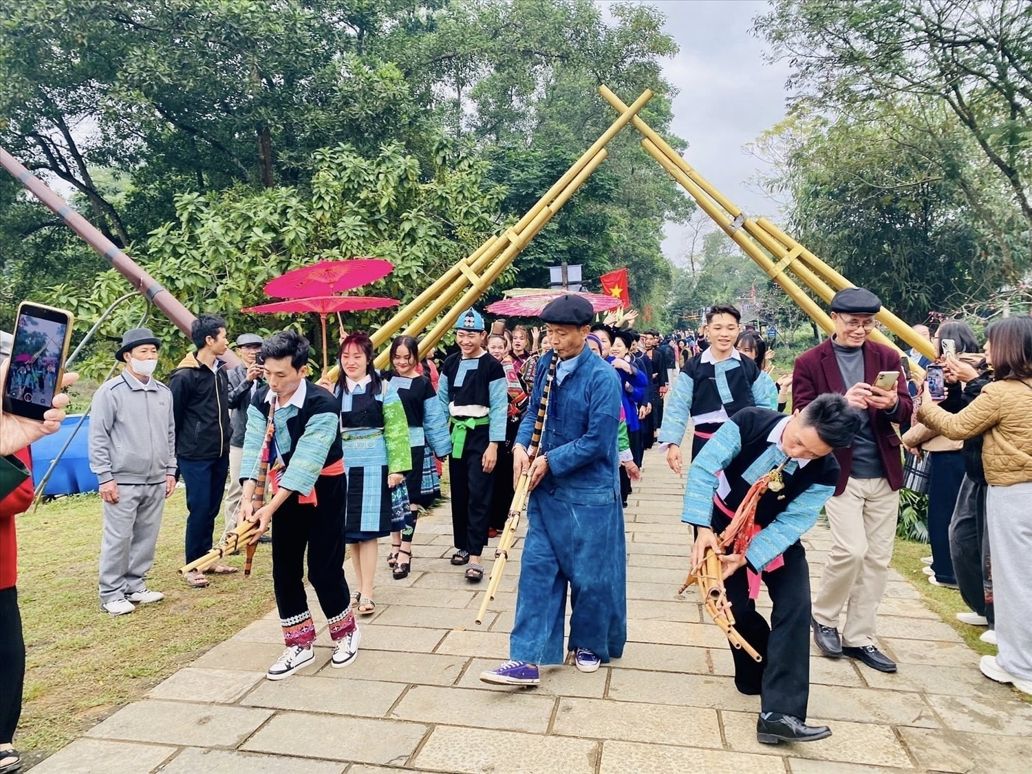 Không gian sinh hoạt cộng đồng cũng góp phần củng cố khối đại đoàn kết trong nhân dân, phát huy vai trò của Người có uy tín và tăng cường tuyên truyền chủ trương, chính sách của Đảng và Nhà nước tới người dân vùng dân tộc thiểu số thành phố Hà Nội
