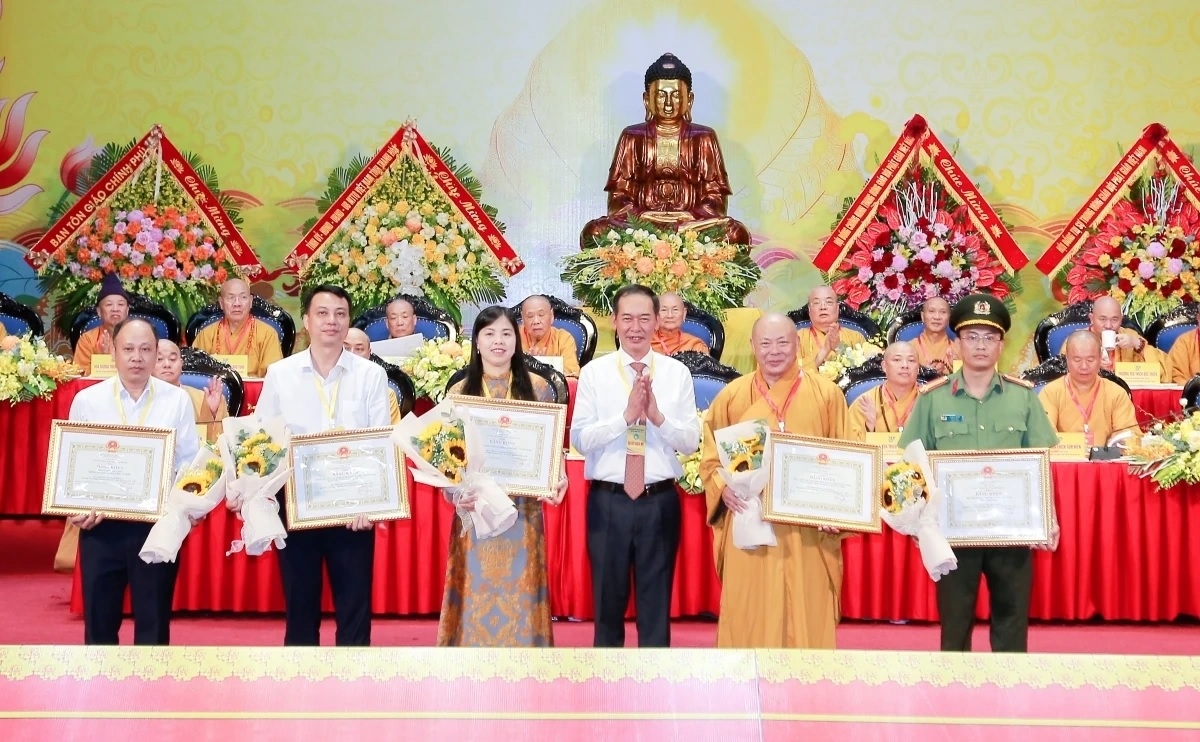 Ông Trịnh Tuấn Sinh - Phó Bí thư Tỉnh ủy, Chủ tịch Ủy ban Mặt trận Tổ quốc tỉnh trao Bằng khen của UBND tỉnh đến các tập thể có thành tích xuất sắc.
