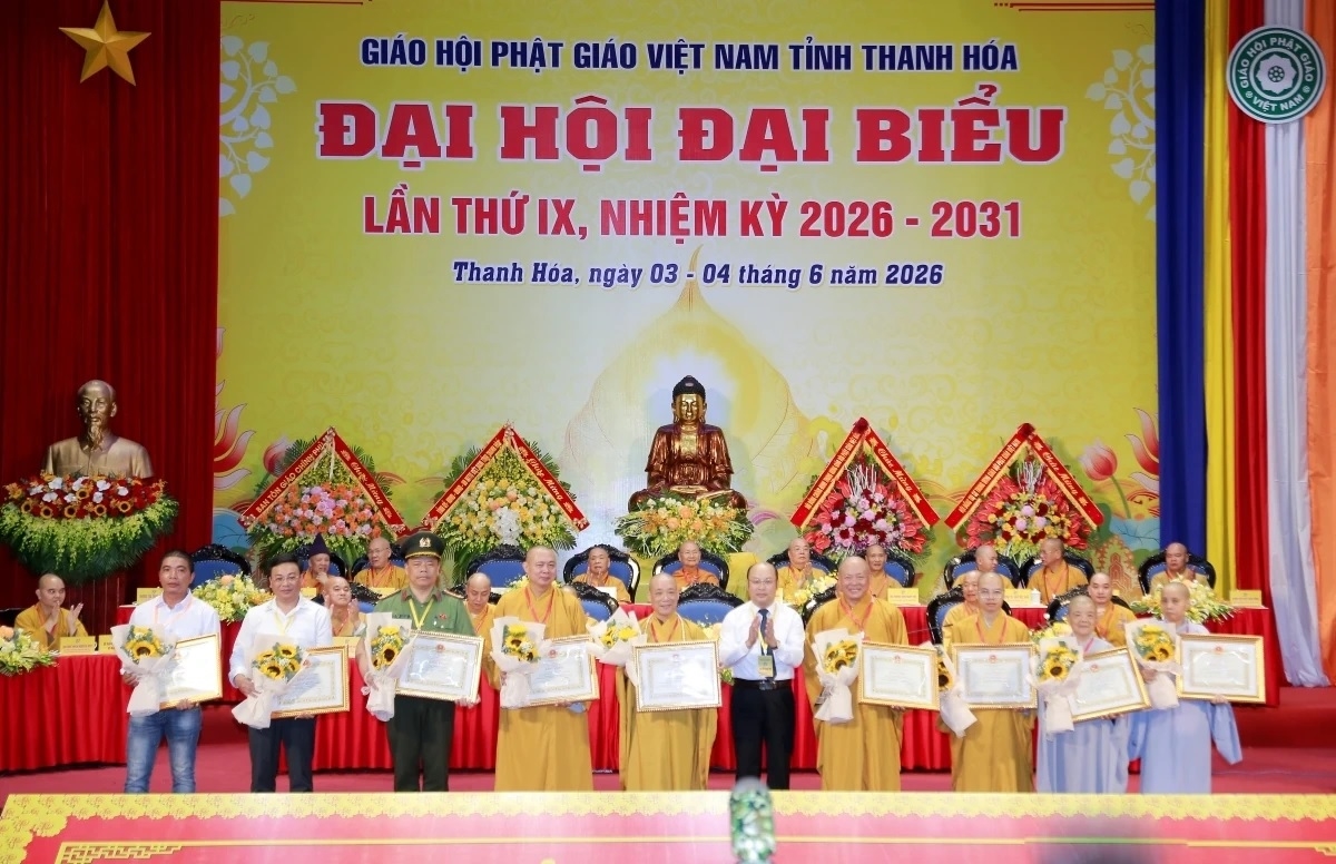 Phó Chủ tịch UBND tỉnh Cao Văn Cường trao Bằng khen của UBND tỉnh đến các cá nhân có thành tích xuất sắc.