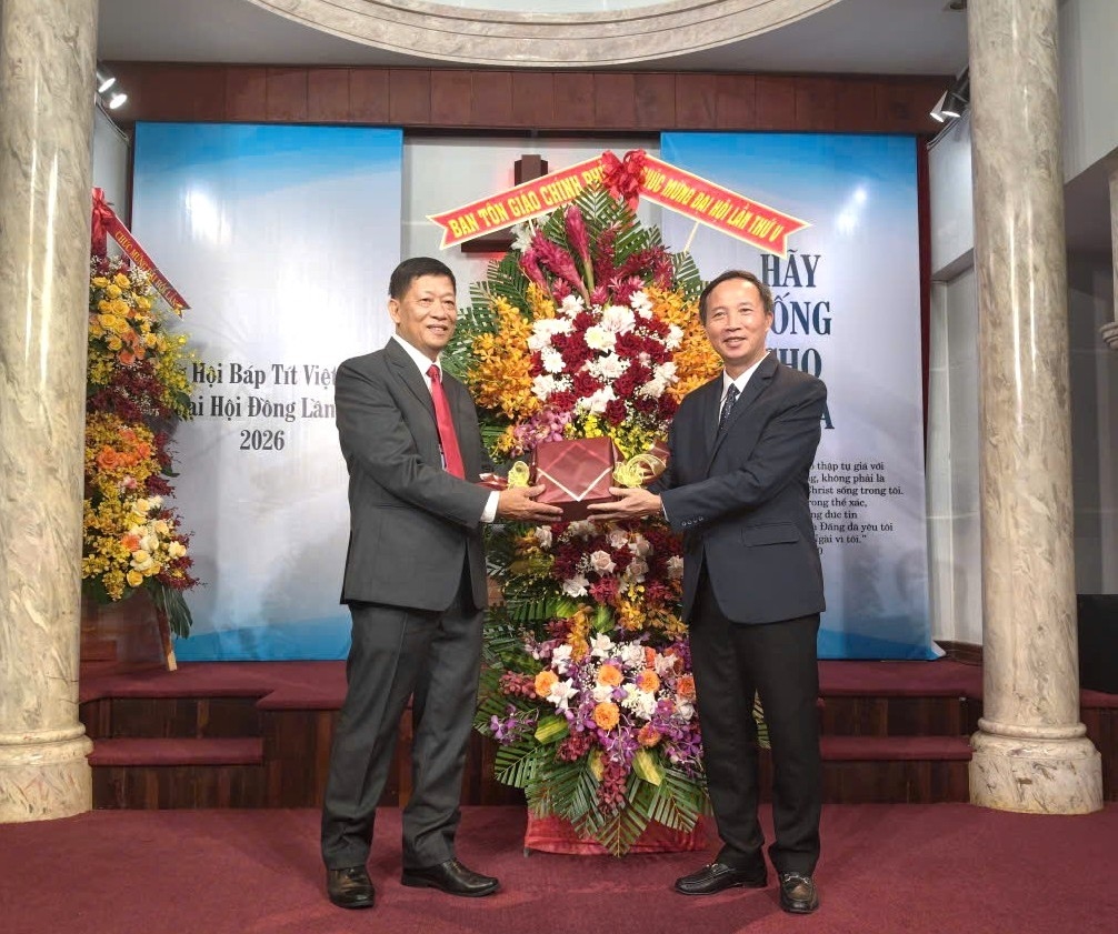 Trưởng Ban Tôn giáo Chính phủ tặng hoa, quà chúc mừng Đại hội đồng Tổng hội Báp-tít Việt Nam.