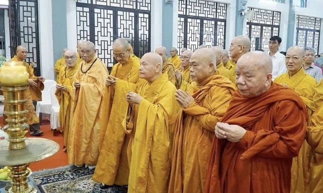 Chư tôn giáo phẩm Giáo hội Phật giáo Việt Nam cùng đại diện các cơ quan thành kính dâng hương, tưởng niệm giác linh Bồ Tát Thích Quảng Đức.