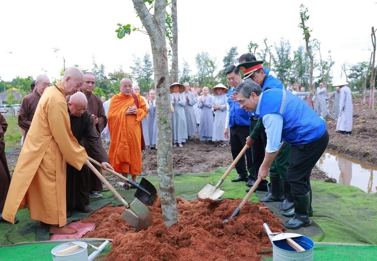 Pháp chủ Giáo hội Phật giáo Việt Nam, chư tôn đức, lãnh đạo Thành phố Hồ Chí Minh và các đại biểu tham gia hoạt động trồng cây vì môi trường và tương lai của Thành phố.