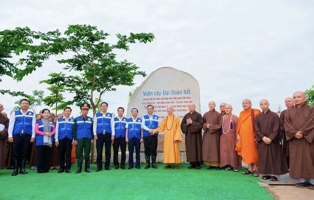Vườn cây Đại đoàn kết là mô hình mới trong chủ trương tăng mảng xanh cho Thành phố Hồ Chí Minh.