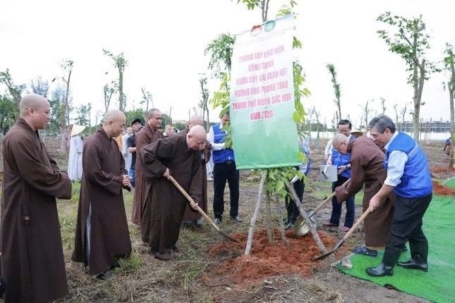 Chư tôn đức Phật giáo và các đại biểu tham gia hoạt động trồng cây vì môi trường của Thành phố.